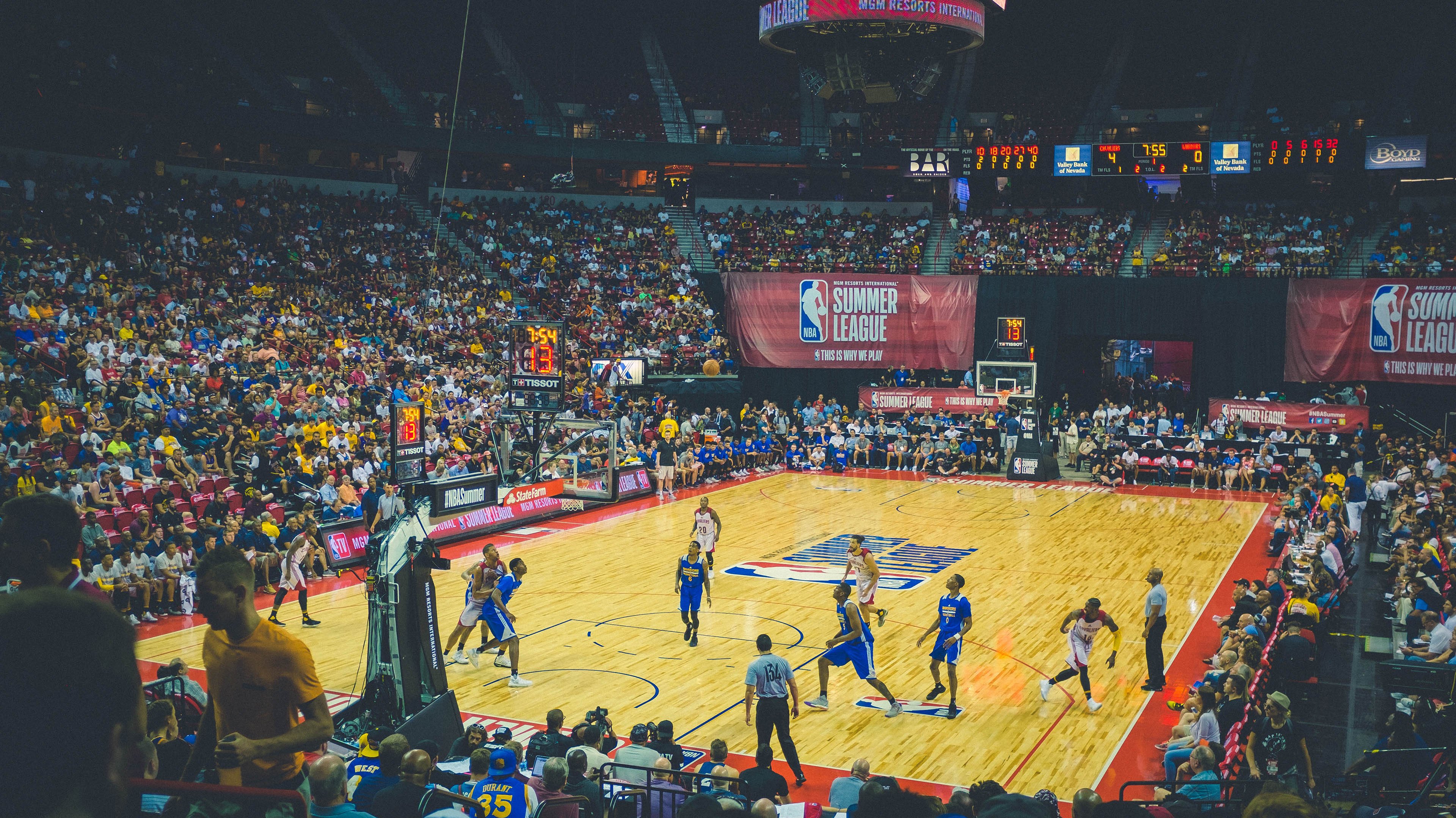 东契奇重返赛场,重要助攻首场状态出色,SKT观众沸腾!上演精彩一战